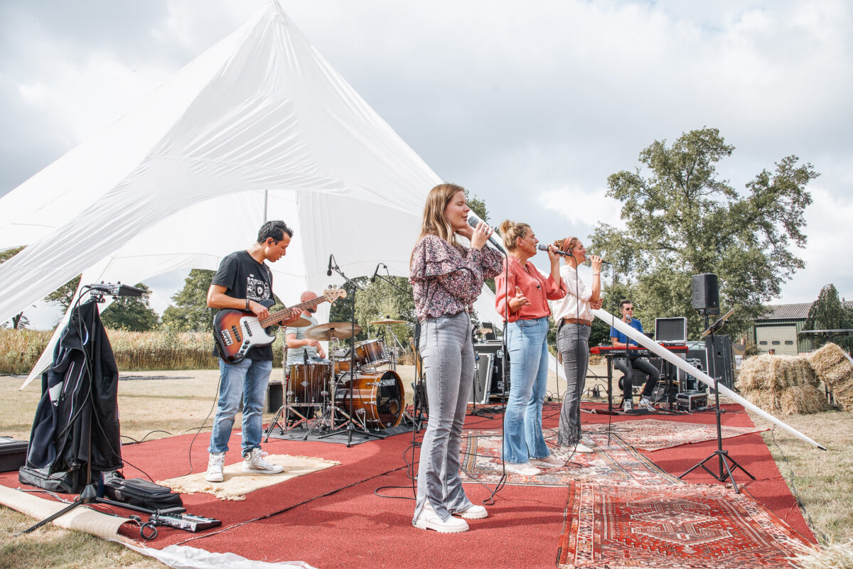 De band speelt op het podium in de open lucht tijdens de buitendienst