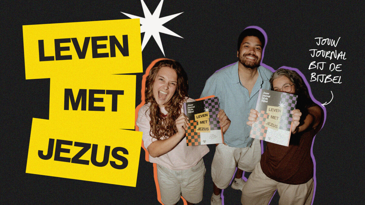 Campagnebeeld Leven met Jezus met twee mensen die het boek vasthouden