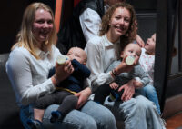 Twee vrijwilligers geven baby's de fles in de crèche van Mozaiek0548