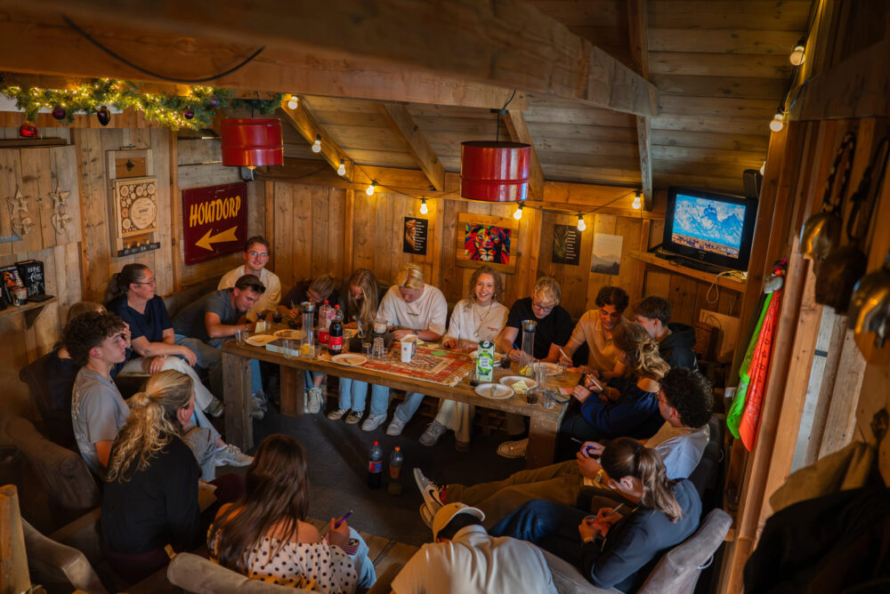 Jongeren van WAY samen aan tafel