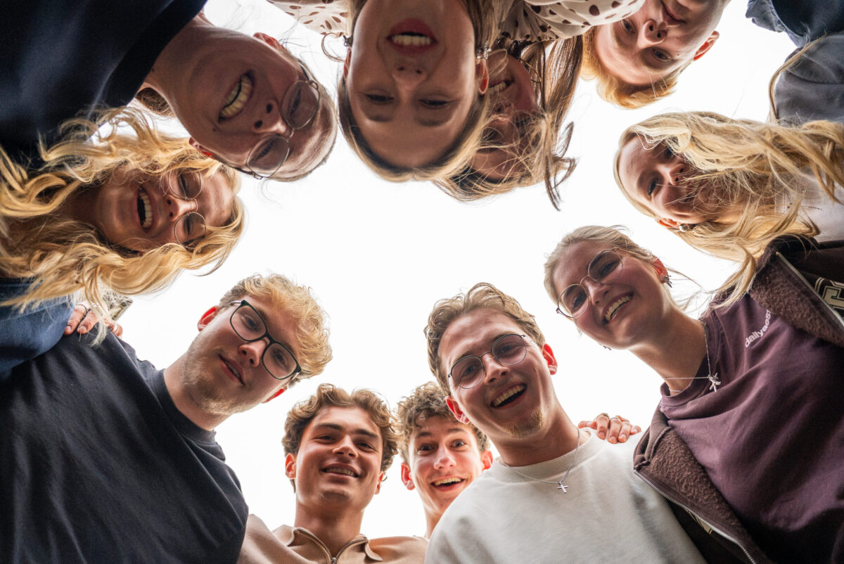 Jongeren die een kring vormen