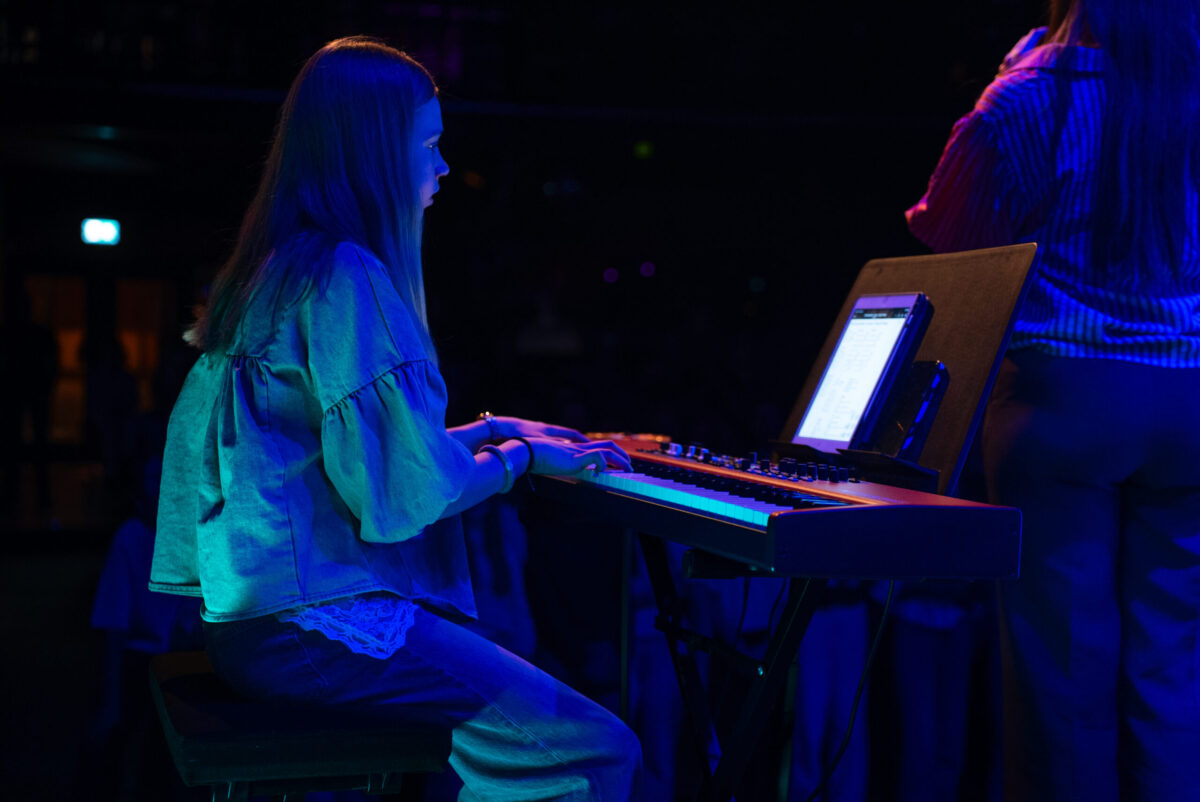 Jongere speelt keyboard tijdens de WAY Praise Party van Mozaiek0548