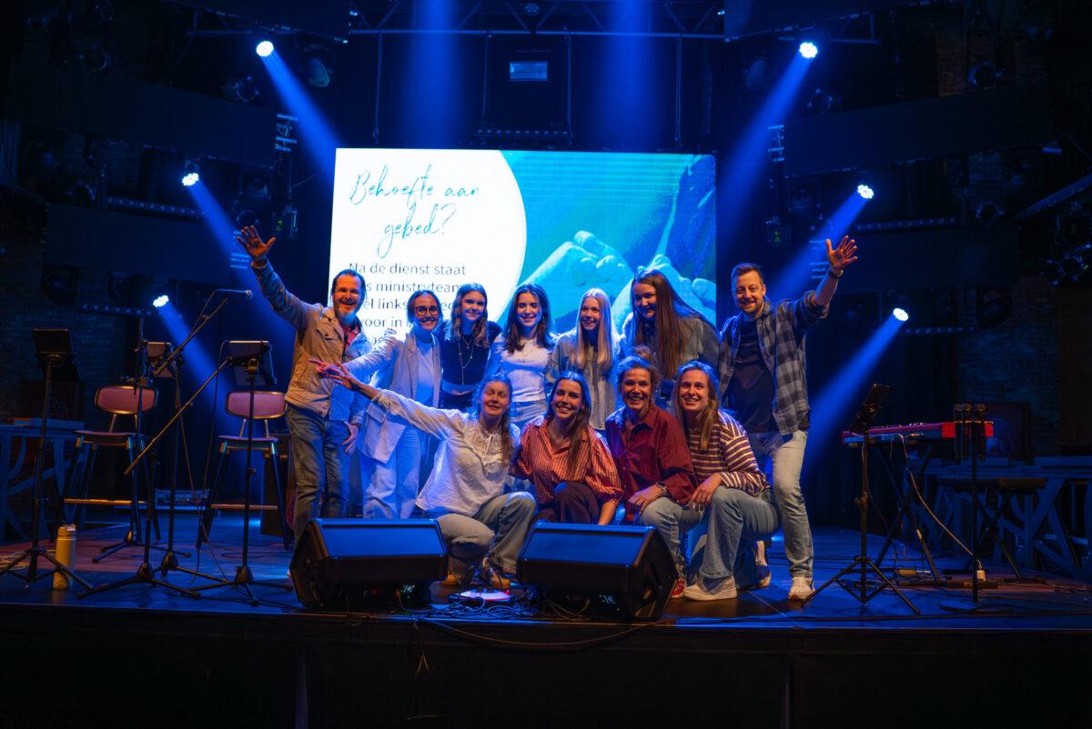 Groep jongeren op het podium tijdens de WAY Praise Party