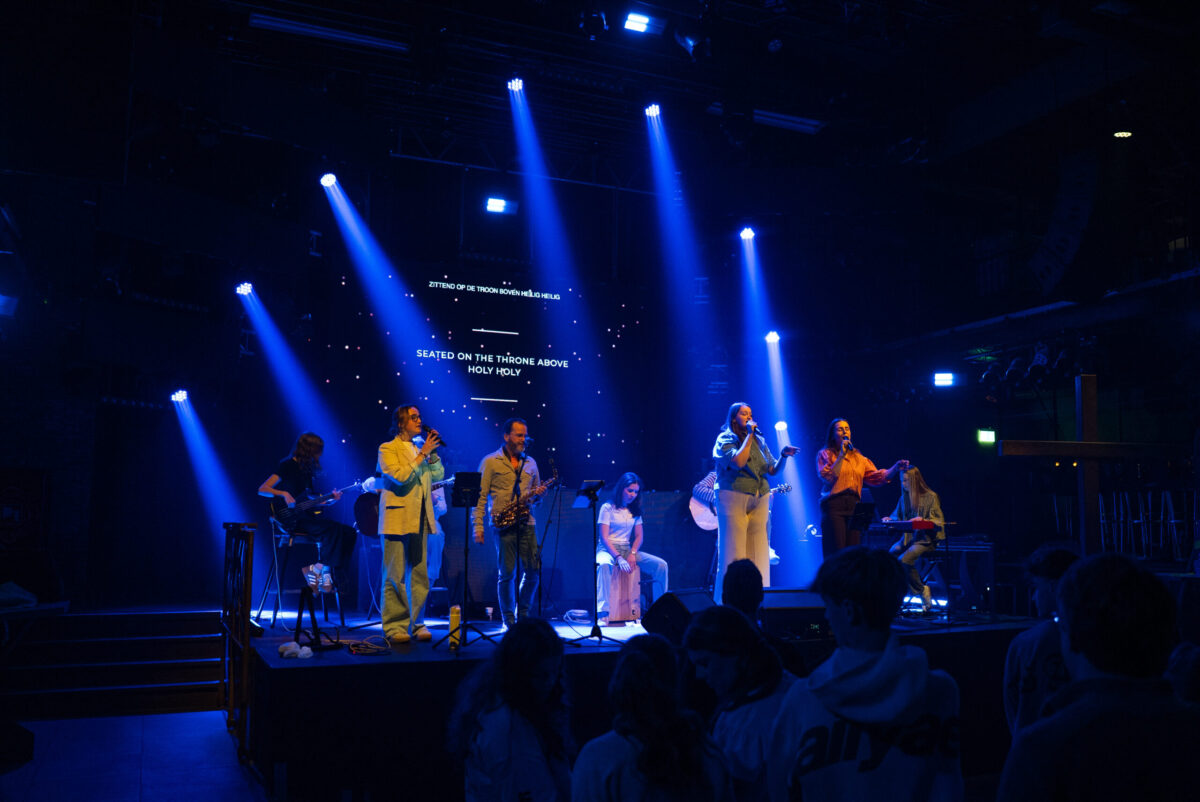 Worshipband op het podium tijdens de WAY Praise Party