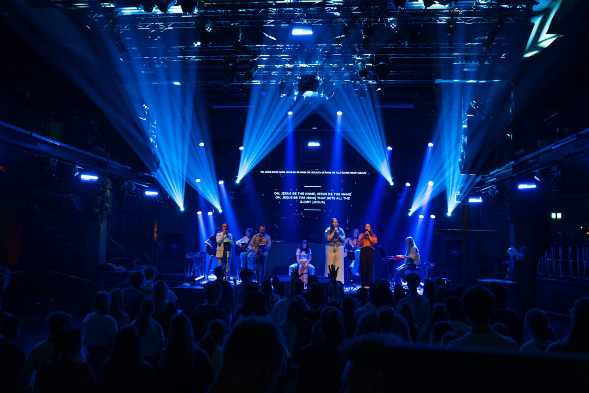 Podium met blauw licht tijdens de WAY Praise Party